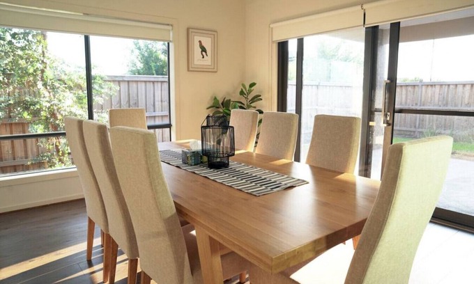 Pakenham House | Modern Homly 6BRM House for Big Group at Pakenham