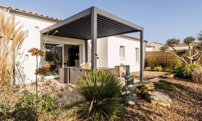 Chaumes-en-Retz Cottage | Modern House with Garden, Near Shops & Beach