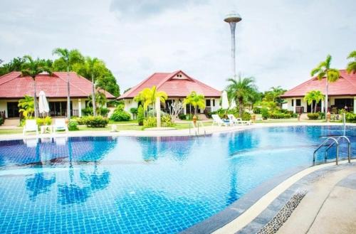 Rayong House | Modern house with pool near beach & Ban Phe