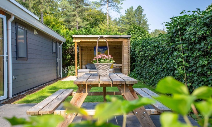 Municipality of Rhenen Ski Chalet | Modern house with roof in Rhenen