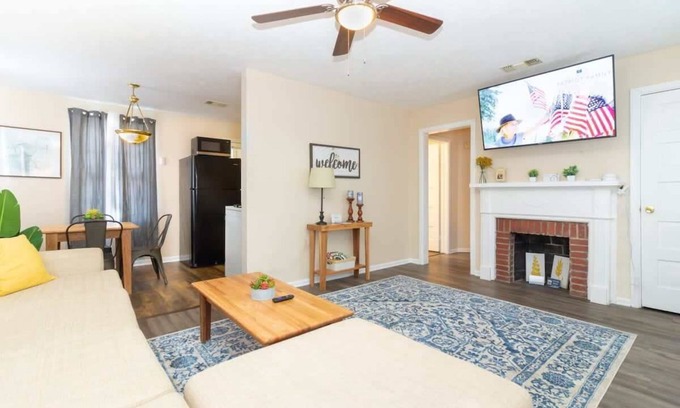 Columbus House | Modern Interior - Delightful Doubles Unit D