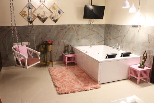 Greater Kailash Apartment | Modern Jacuzzi Hot Tub 1BHK Suite South Delhi 3