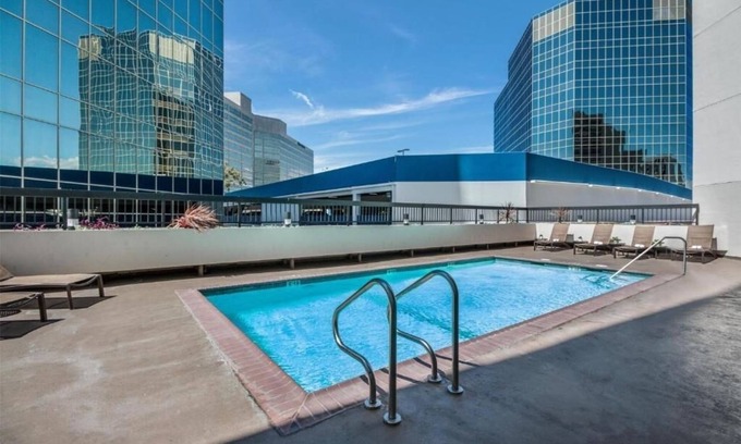 Los Angeles Hotel | Modern King Stay Near Museums! Onsite Pool, Restaurant, Bar & Gym! Pets Welcome!