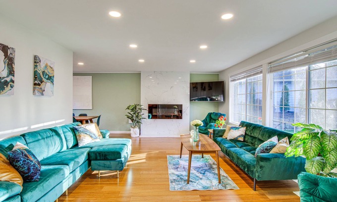 Kingsgate House | Modern Kirkland Home w/Sauna & Outdoor Fireplace