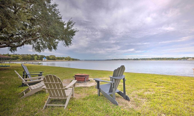 Blue Bell Estates House | Modern Lake Conroe House w/Lakefront Park & Deck!