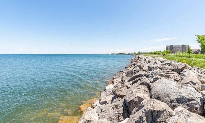 Stoney Creek Apartment | Modern Lakeshore 3BR 3BA Townhouse Free Parking BBQ