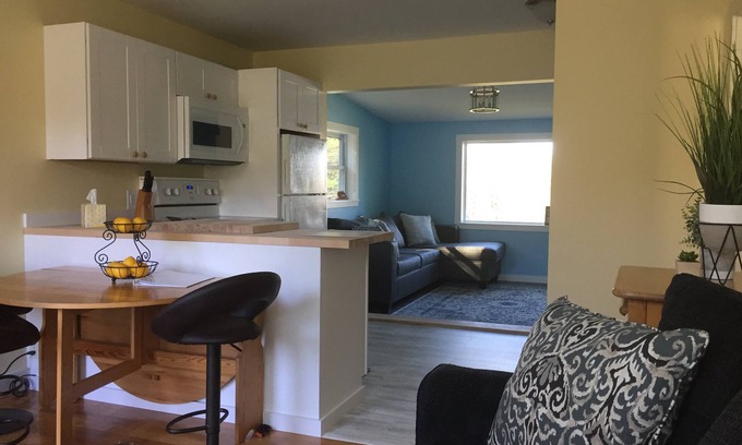 Whitefield Condo | Modern Lakeside "Home Away from Home" Near Santa's Village and Bretton Woods