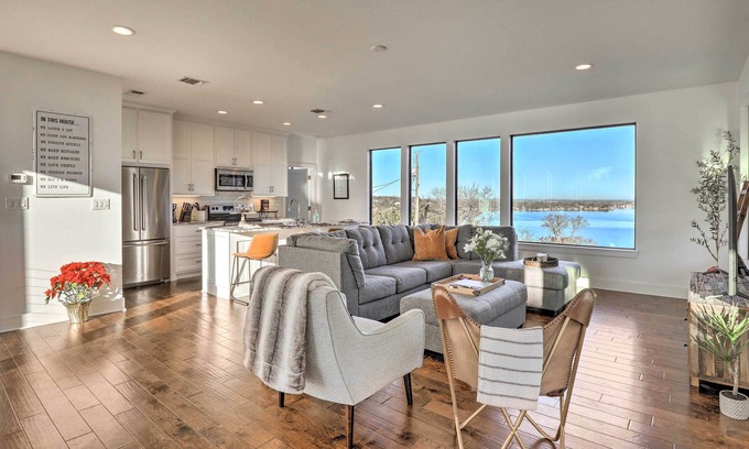 Granbury House | Modern 'Lakeview Hilltop Retreat' w/Game Garage!