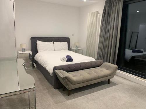 Acton Apartment | Modern large 2 bed near station