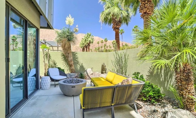 Downtown Palm Springs Condo | Modern large two bedroom condo located in the heart of Palm Springs