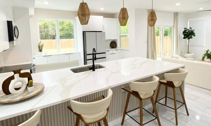 West Dallas House | Modern & Lavish Getaway 5 mins from Downtown