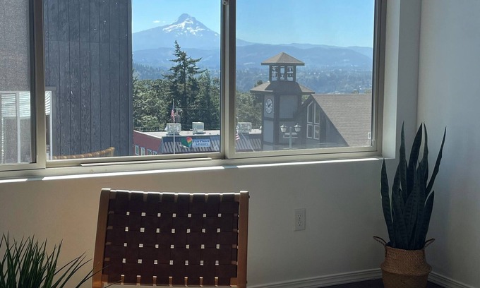 White Salmon Apartment | Modern loft downtown White Salmon #11