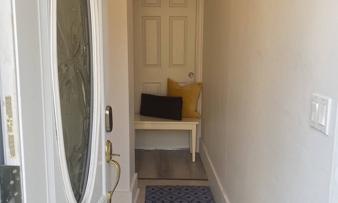 London House | Modern Loft Minutes to DT - 2Bed 2Bath