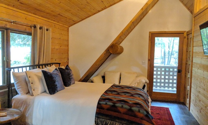 Poulsbo House | Modern log cabin minutes away from Kiana Lodge, Clearwater Casino and Poulsbo.