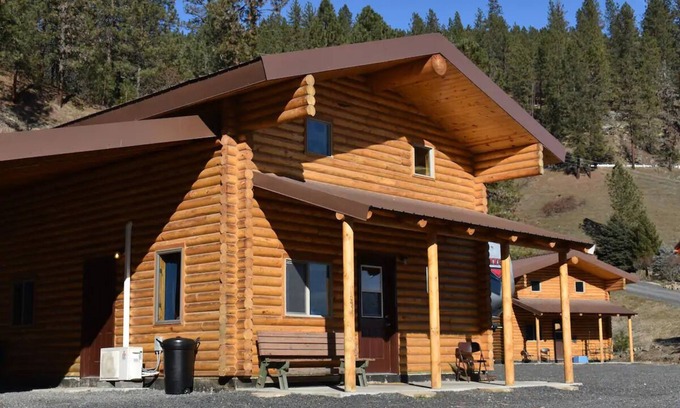 Ahsahka Cabin | Modern log cabin with a cozy cabin feel along the Clearwater River.