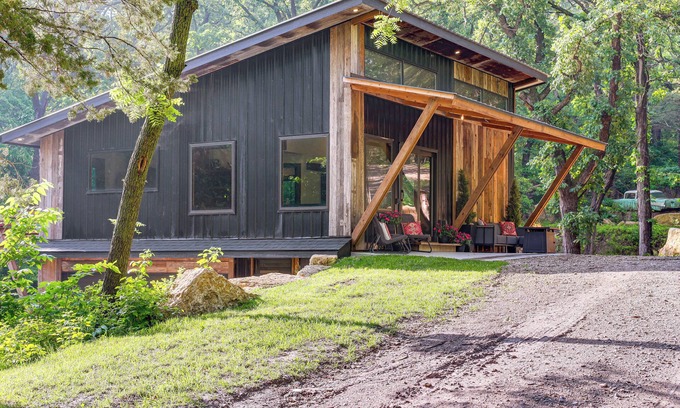 Cass County House | Modern Louisville Home on 3 Acres w/Gas Fire Pit!