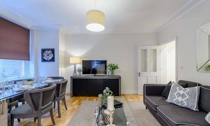Ravenscourt Park Apartment | Modern Lower Ground Three Bedroom Apartment in Hammersmith