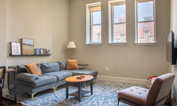 East Town Apartment | Modern Luxe 2BR Downtown Loft