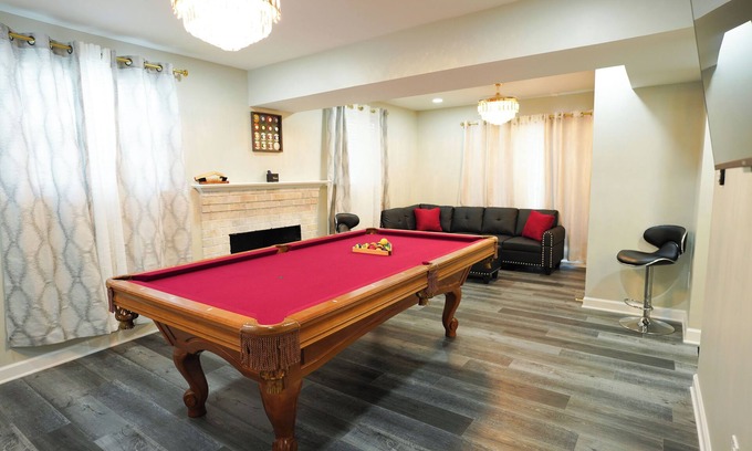 North Chesterfield House | Modern Luxe Retreat -Heart of Chesterfield