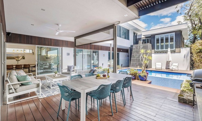 Dunsborough House | MODERN & LUXURIOUS RETREAT BOASTING OUTDOOR ENTERTAINING & GLISTENING POOL