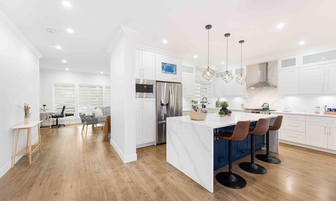 Langley House | Modern Luxury ~ Gorgeous ~ BBQ ~ Workspace ~ EV!
