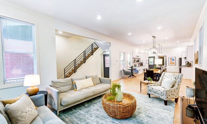 East Walnut HIlls House | Modern Luxury Home: 7 Mins From Downtown-Sleeps 12