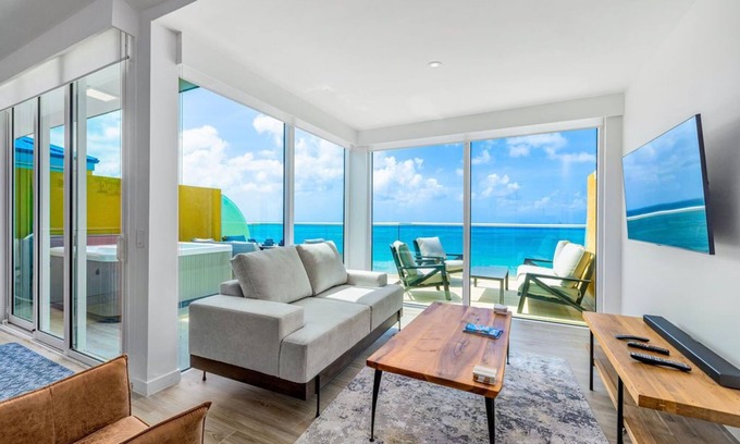 Noord Condo | Modern Luxury Oceanview Penthouse w/Hot tub