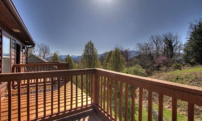 Chalet Village Cabin | Modern LUXURY+ Rustic Charm +Hot Tub +Large YARD