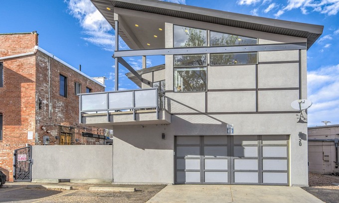 Broadmoor House | Modern Luxury I Mountain Views- central location- 4BR/3Ba