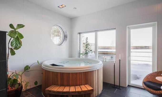 Hortlax Villa | Modern & luxury villa w lake view