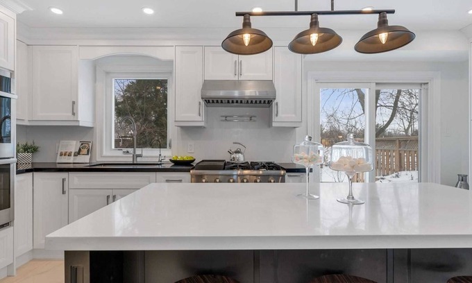 Mississauga Apartment | Modern main floor 3-bdrm apartment backing onto a park