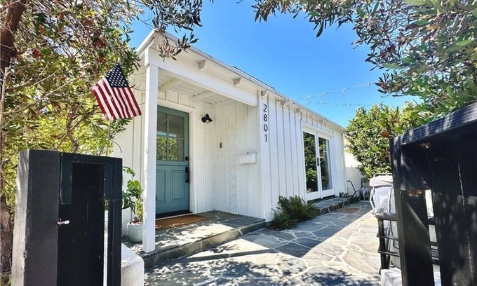 Tree Section House | Modern Manhattan Beach Bungalow