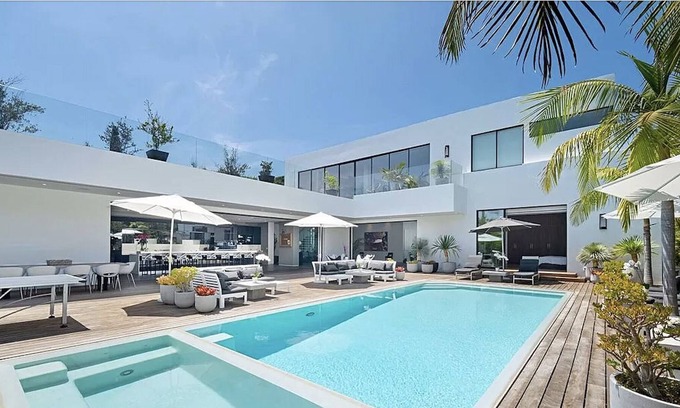 The Flats Villa | Modern Mansion In Beverly Hills Flats