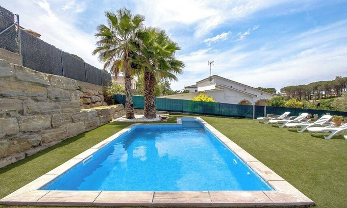 Sils Villa | Modern Marvel - 26km to Costa Brava beaches!