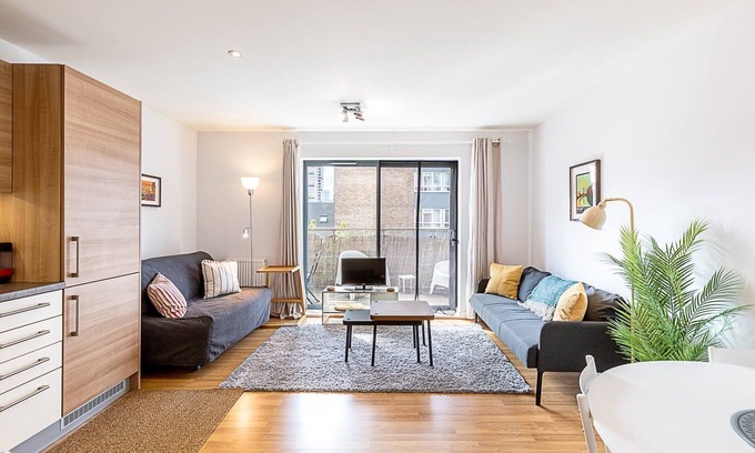 Tower Hamlets Apartment | Modern Mile End Flat with Balcony & Terrace