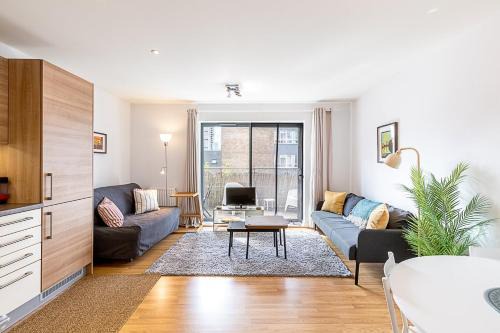 Mile End Apartment | Modern Mile End Flat with Balcony & Terrace