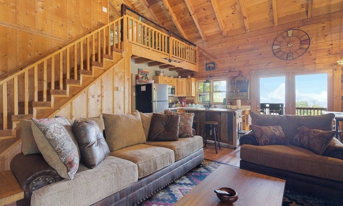 Waynesville Cabin | Modern Mountain Escape Awaits! with 1 bd with WiFi, AC in charming Waynesville