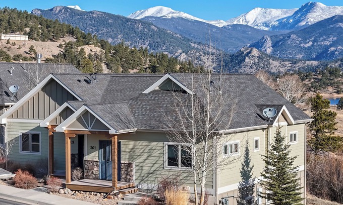 Estes Park House | Modern Mountain Retreat/Incredible Mountain Views/EV Charger/Spotless
