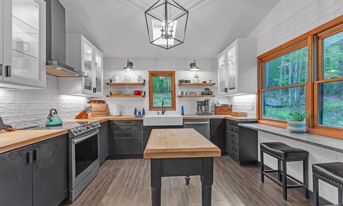 Old Timberline House | Modern Mountain Retreat Near Dolly Sods & Skiing 3 Bedroom Home