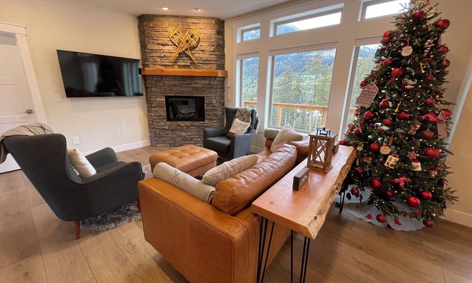 East Kootenay House | Modern mountainside retreat with incredible views and location