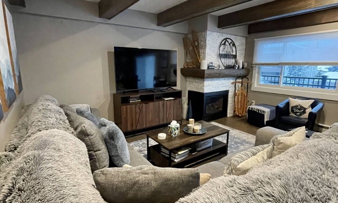 Vail Condo | Modern Mountainside Condo | Walk to Slopes, Shopping, Dining! | Vantage Point