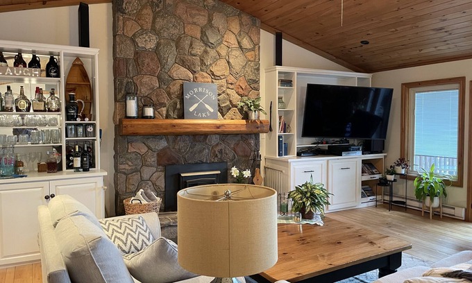 Gravenhurst House | Modern Muskoka Retreat on Morrison Lake – complete with 4 BDRMS & Hot Tub!