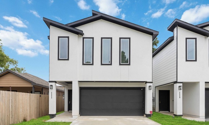 Northside House | Modern NEW 3BR Home w/Garage & Big Backyard
