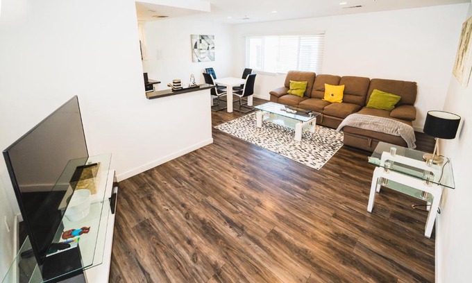 Wilshire Apartment | Modern New Close to Downtown LA 1 Bedroom with Parking