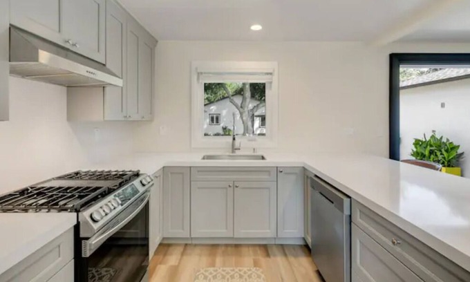Claremont House | Modern NEW home by Colleges - free parking, WiFi