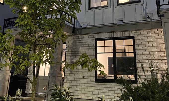 Surrey House | Modern / New Townhouse (Grandview Area) * Only available for monthly rental now