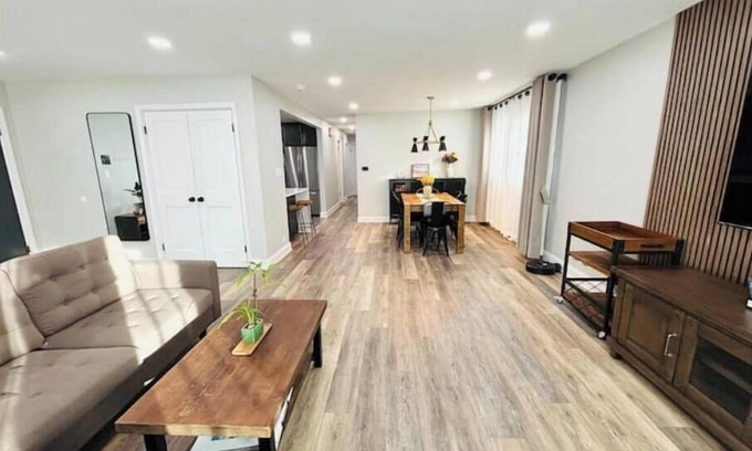 Oak Park Apartment | Modern Oak Park Getaway 3BR 2BA with Yard, 20 mins to Chicago Loop, near Train