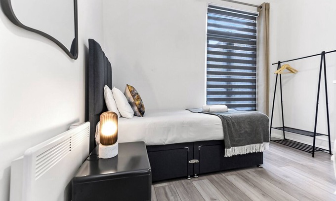 Latchmere House | Modern Oasis: 2BR Escape with Outdoor Retreat