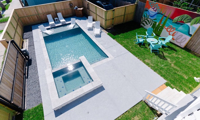 Galveston House | Modern Oasis Heated Pool, Spa 6 bedroom walk to beach, restaurants,