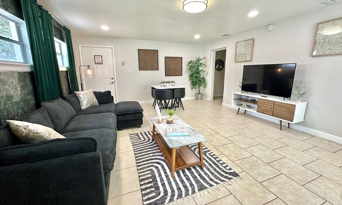 Colonialtown South House | Modern Oasis in Downtown Orlando! 2-bedroom oasis! 5 minutes from downtown!